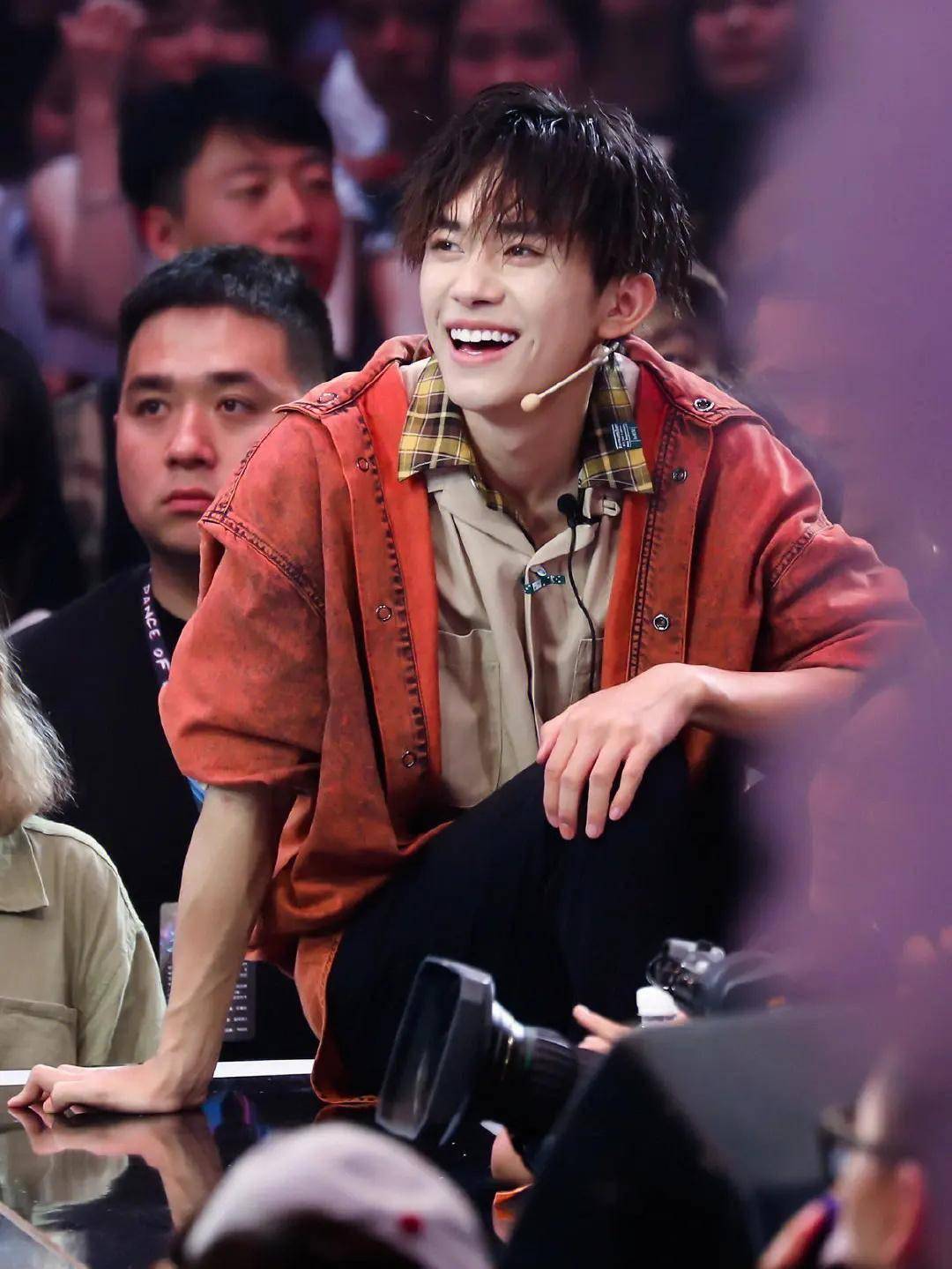 擅长书法,魔术,变脸,各种乐器,以及街舞,爵士舞,拉丁舞,蒙古舞等各类