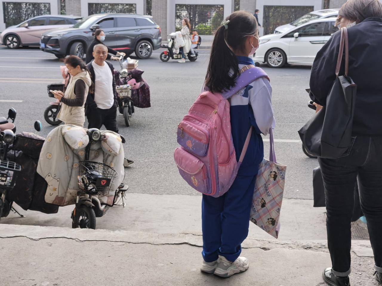小学生"大书包"现象透视_孩子_重量_家长