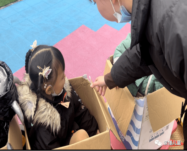 孩子们自己做了辆能逛遍幼儿园的小火车!_纸箱_谨煜_游戏