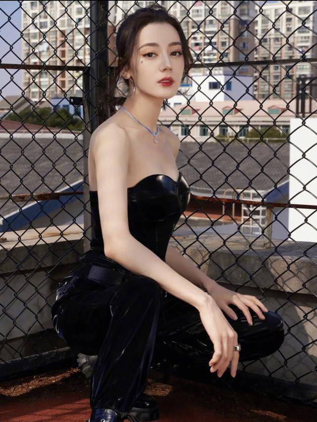 新疆本土美女,明星迪丽热巴黑色一字裙性感写真