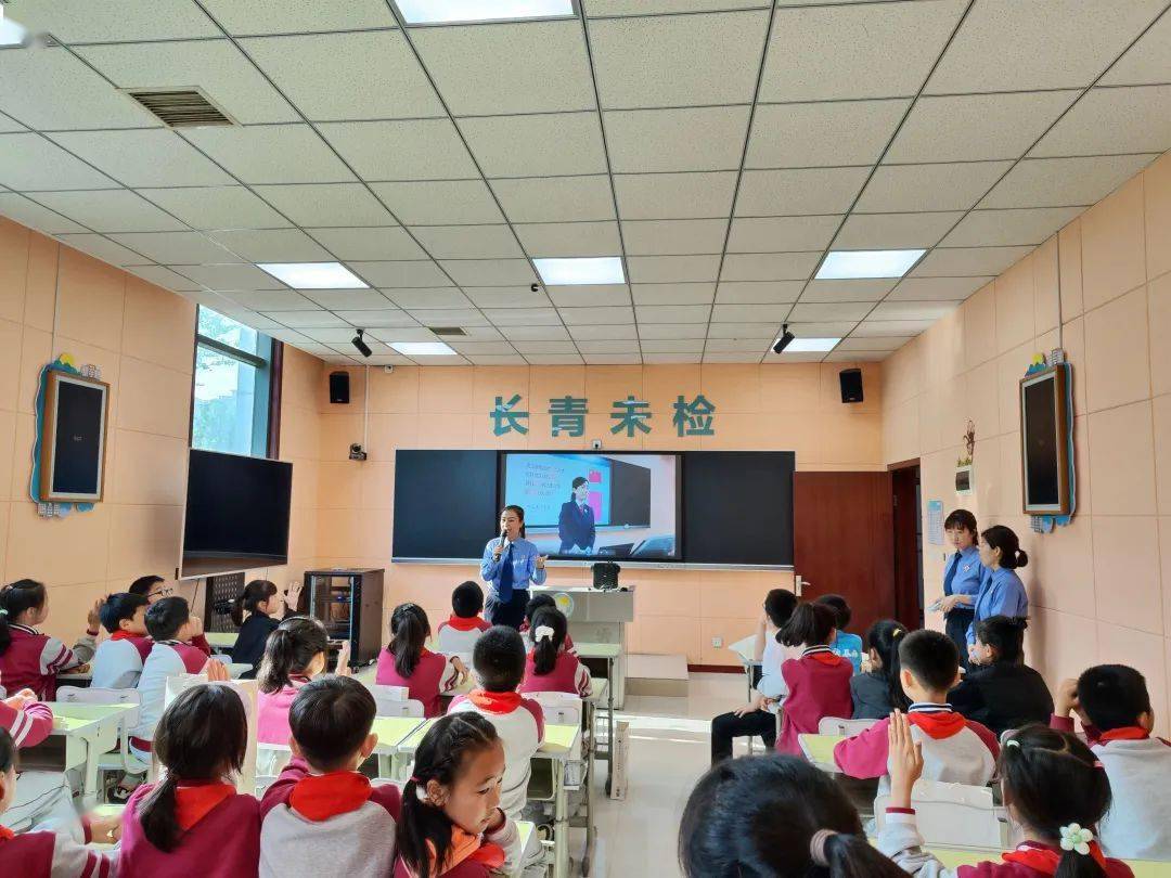 长安区第三小学的同学们为大家带来了精彩的模拟法庭表演,让大家沉浸