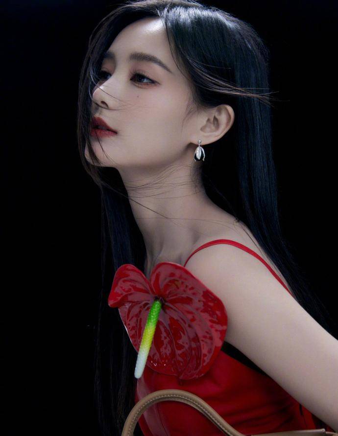 李一桐时尚芭莎造型曝光!时尚惊艳魅力四射_中国_一角_身材