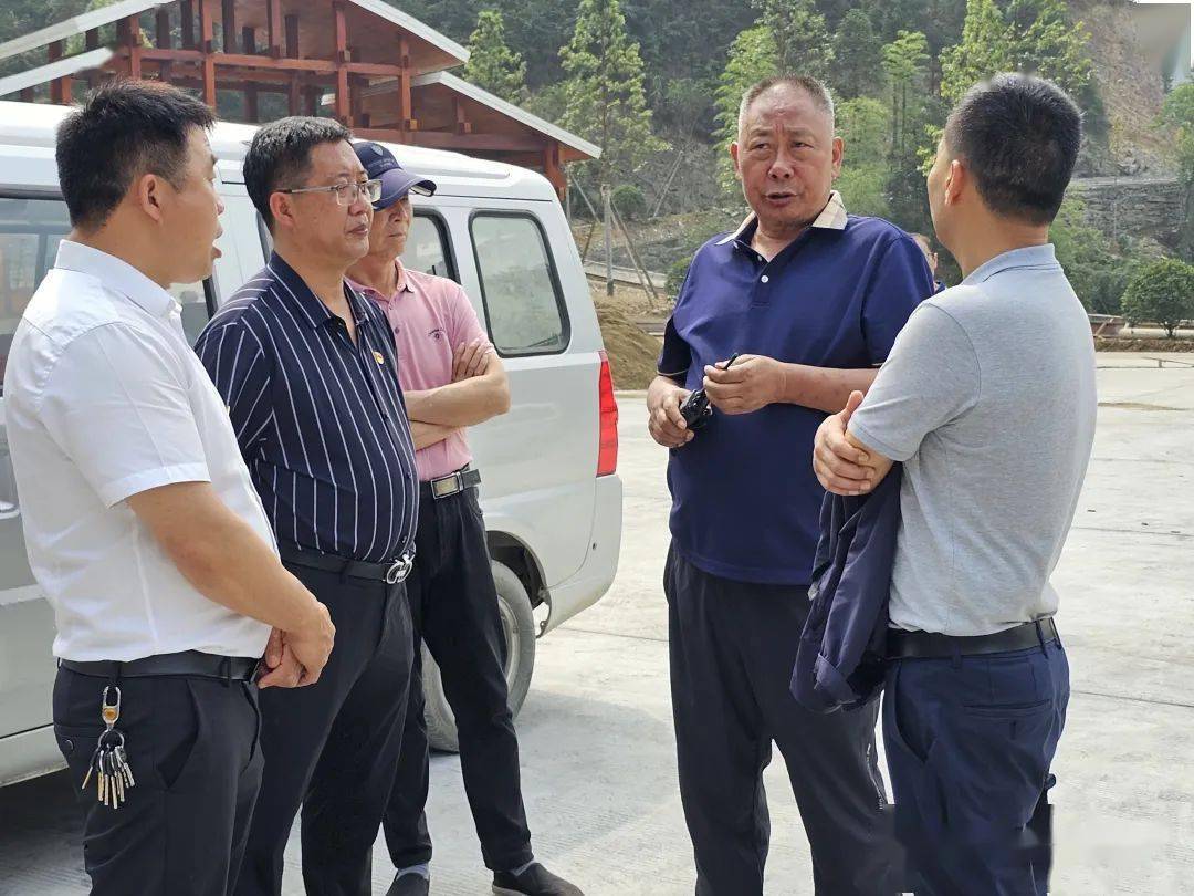 5月25日,县发改局党组书记,局长谭军率发改局班子成员及业务股室负责