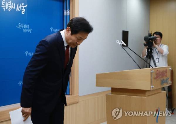 5月31日,在首尔市政府大楼,首尔市长吴世勋举行紧急记者会.