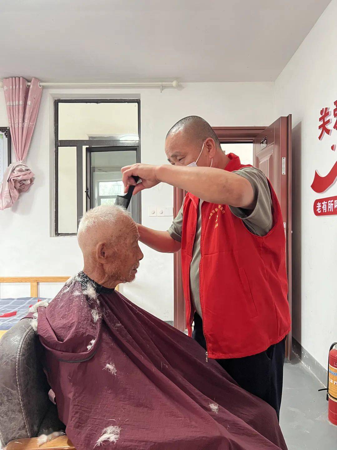 一把剪刀一把推子一把梳子一张围布一家移动理发店就正式开工了