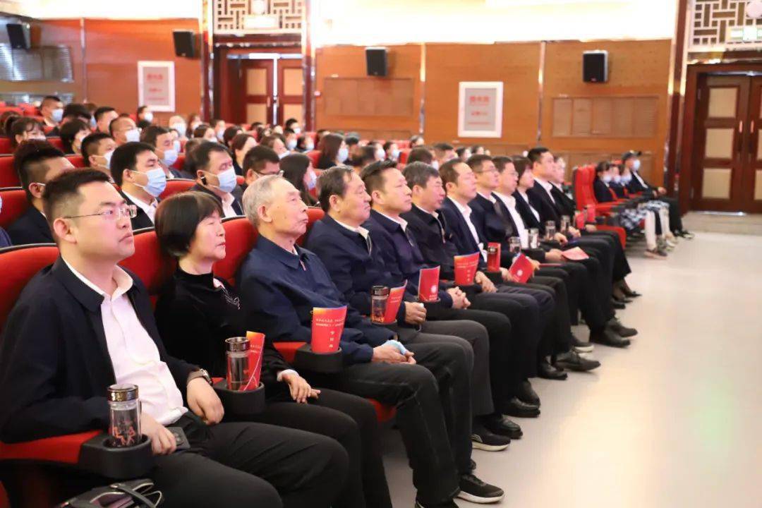 在第73个"六·一"儿童节到来之际,陈岩代表铁力市委,市政府向全市少年