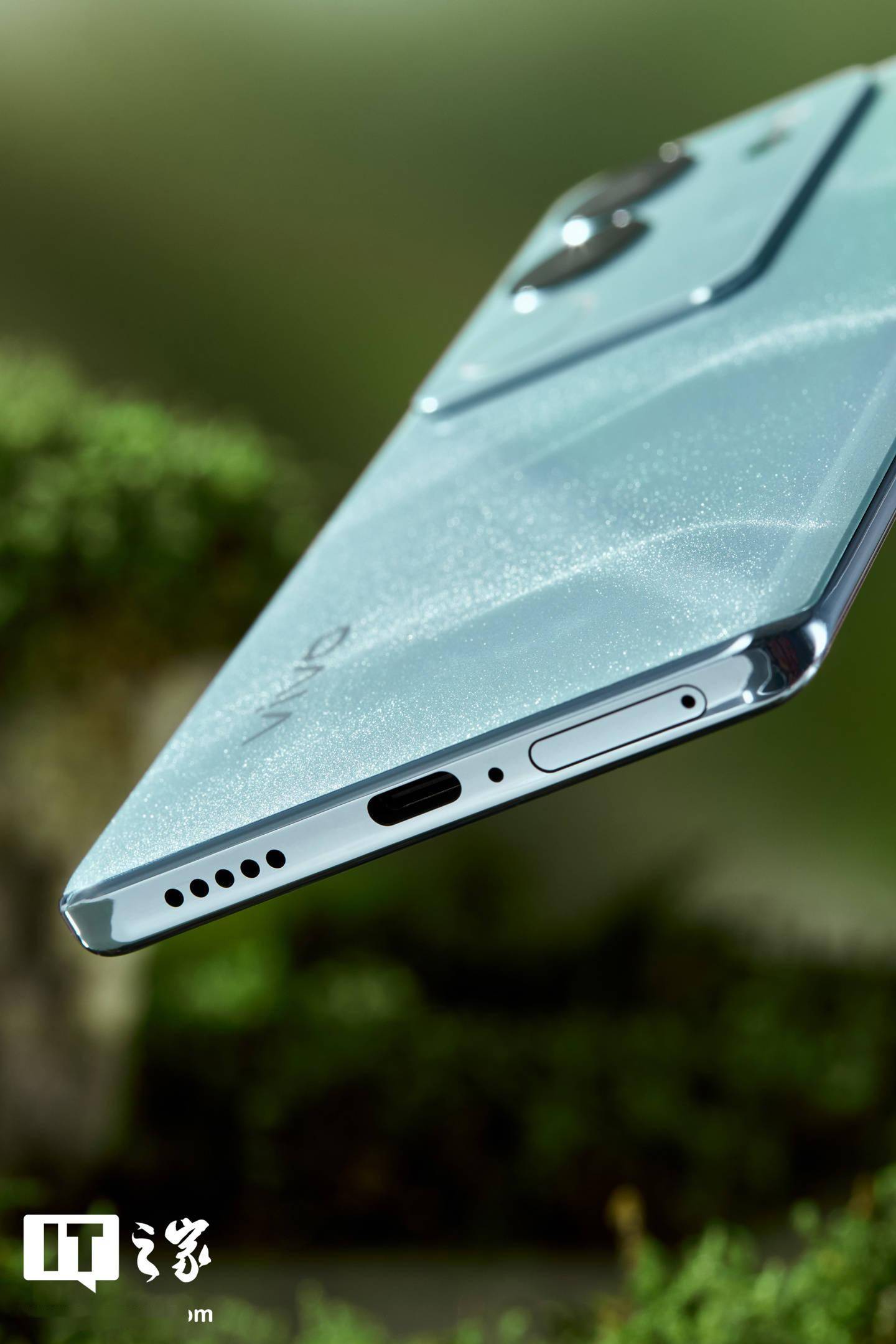 vivo 通过粒子水墨工艺非线性排布 1500 万颗磁粒和天然立场雕琢,让磁