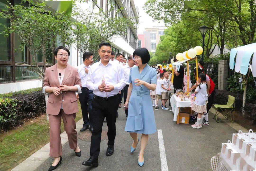 在刘海粟小学,恽淇丞一行详细了解了学校音乐,书法等特色课程设置,并