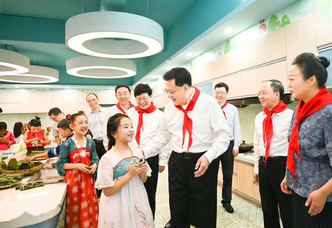 袁家军胡衡华调研我市基础教育工作并看望少年儿童 祝贺全市广大少年