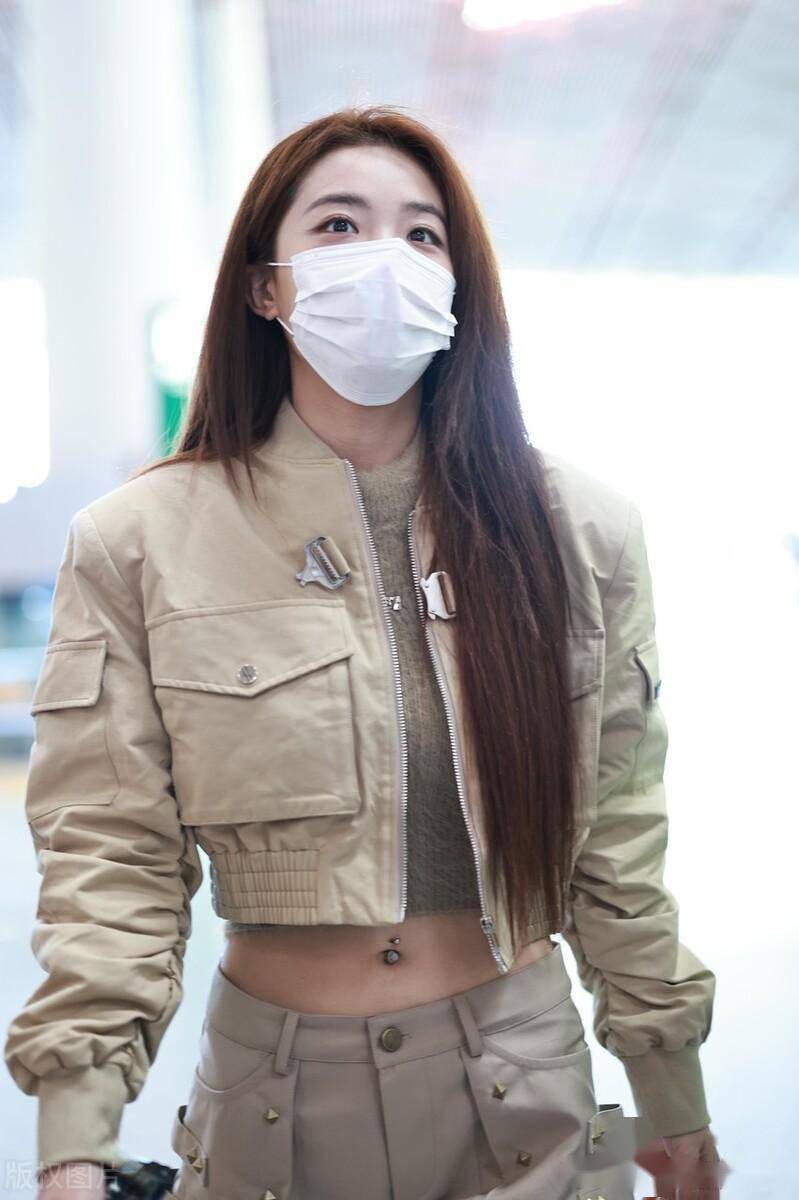 喻言街拍:长发飘飘骑士服潇洒多夺目_机场_北京_夹克