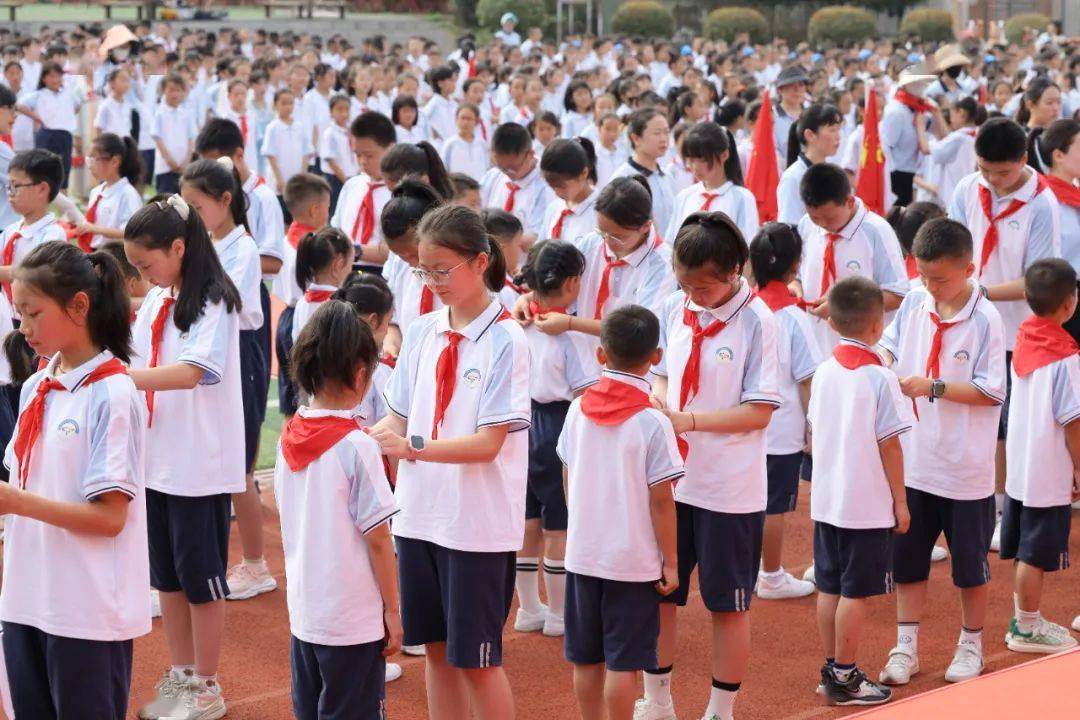 学习二十大 争做好队员| 秀山县鹭秀小学教育集团举行少先队新队员