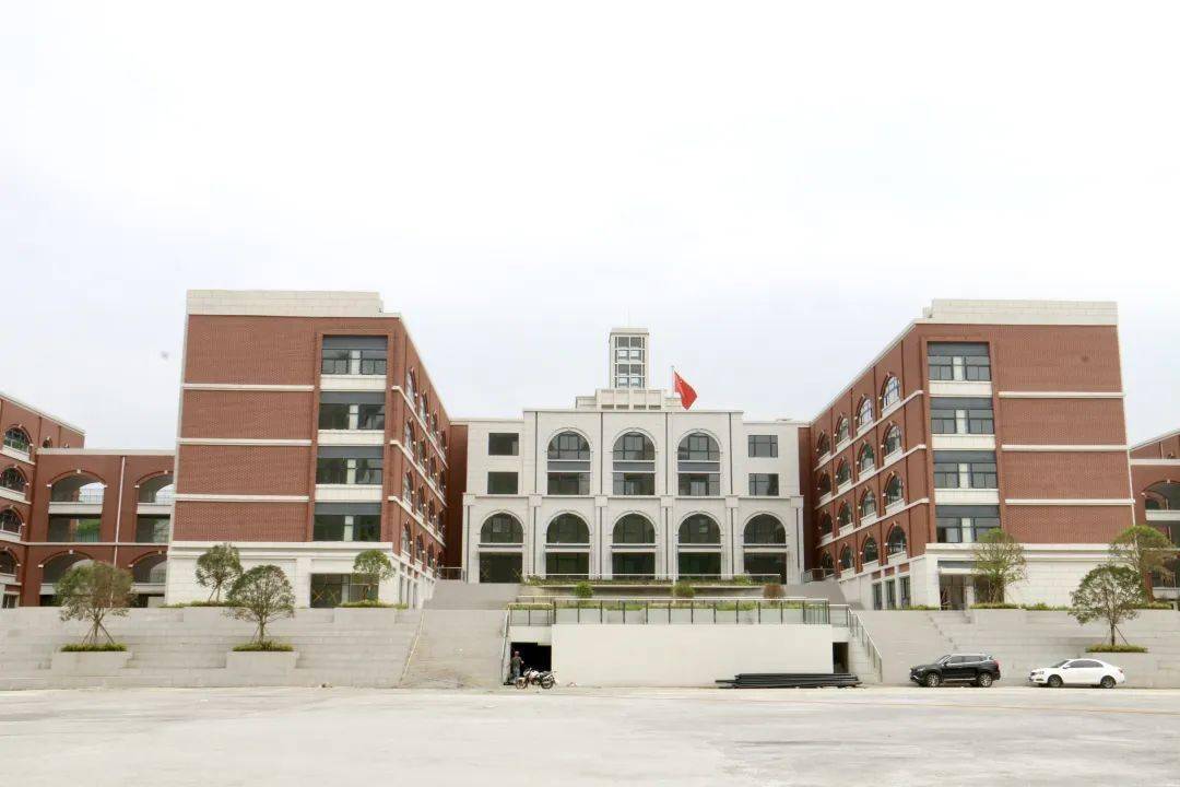 投用一期工程已全面建设完成毕节南开实验学校位于七星关区梨树镇梨