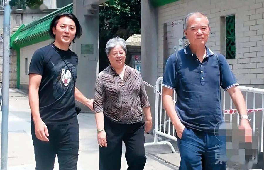 前不久,郑伊健在澳门开演唱会,蒙嘉慧竟然也罕见回国,出席了老公的