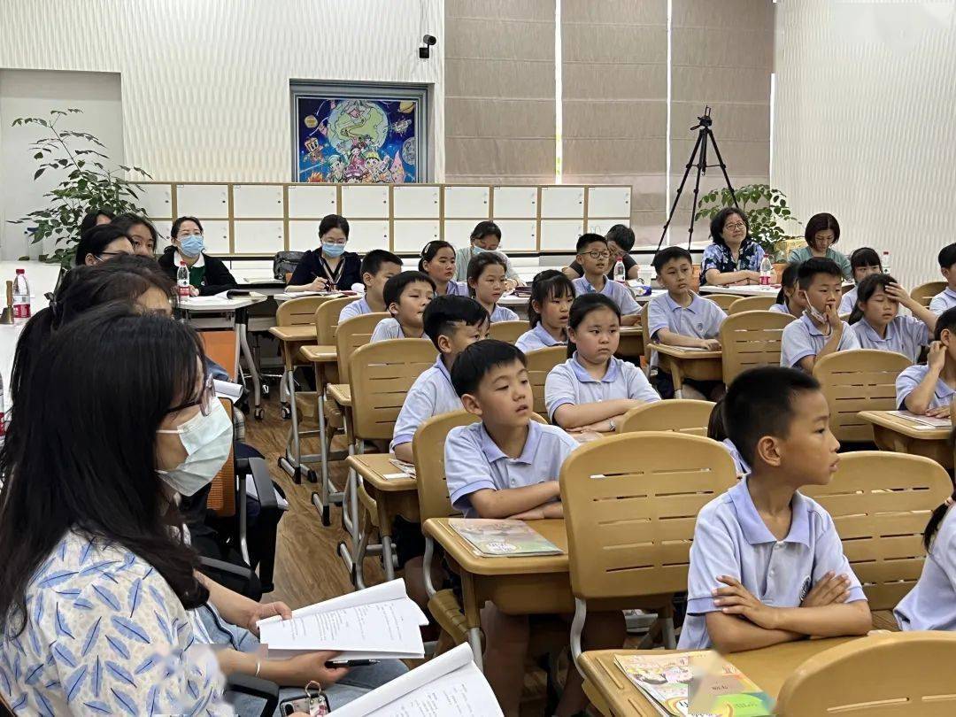 上海市正高級,特級教師,華東師範大學附屬天山學校副校長,長寧區小學