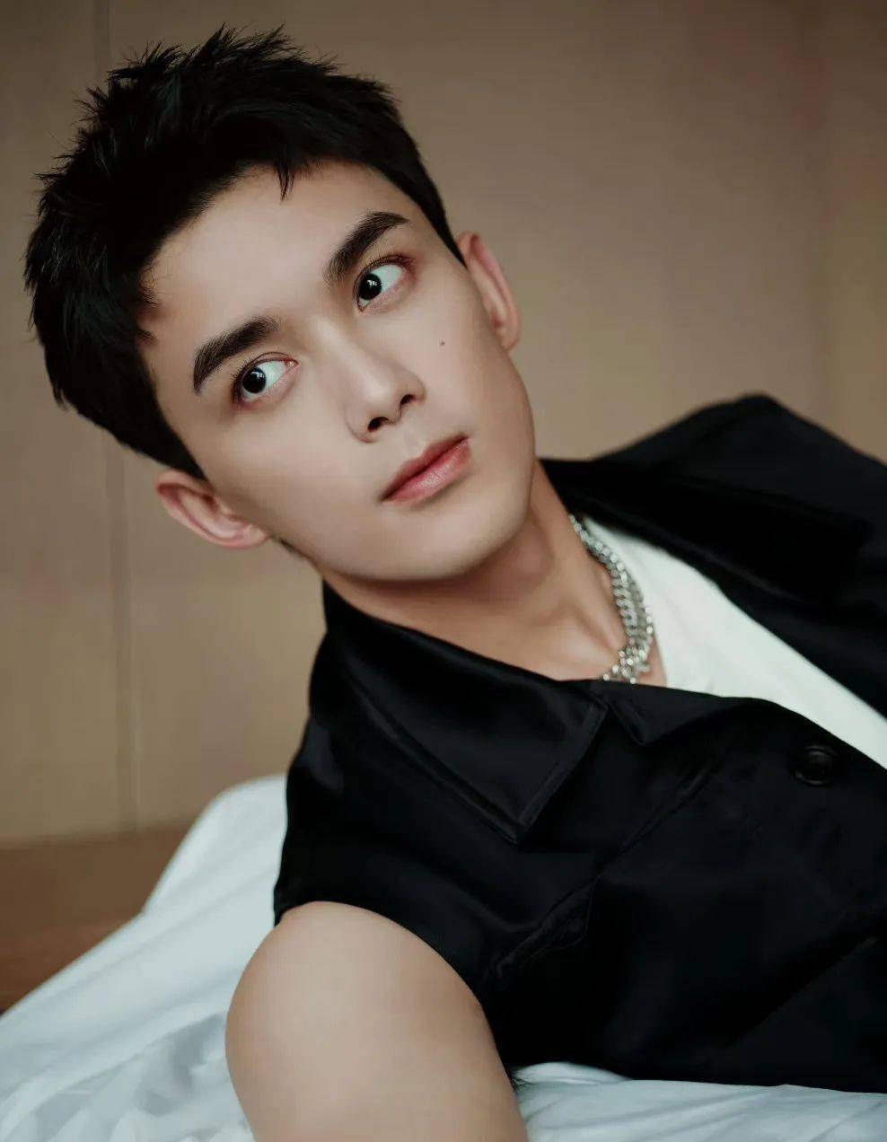 陈伟霆章若楠合约情侣?吴磊骑行摆拍?半藏森林ai小三?