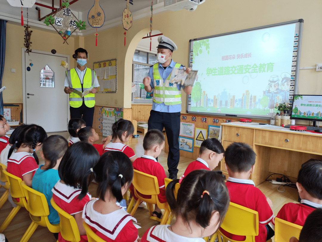 以圖文並茂的宣傳方式,詳細為孩子們講解如何安全過馬路,安全乘車