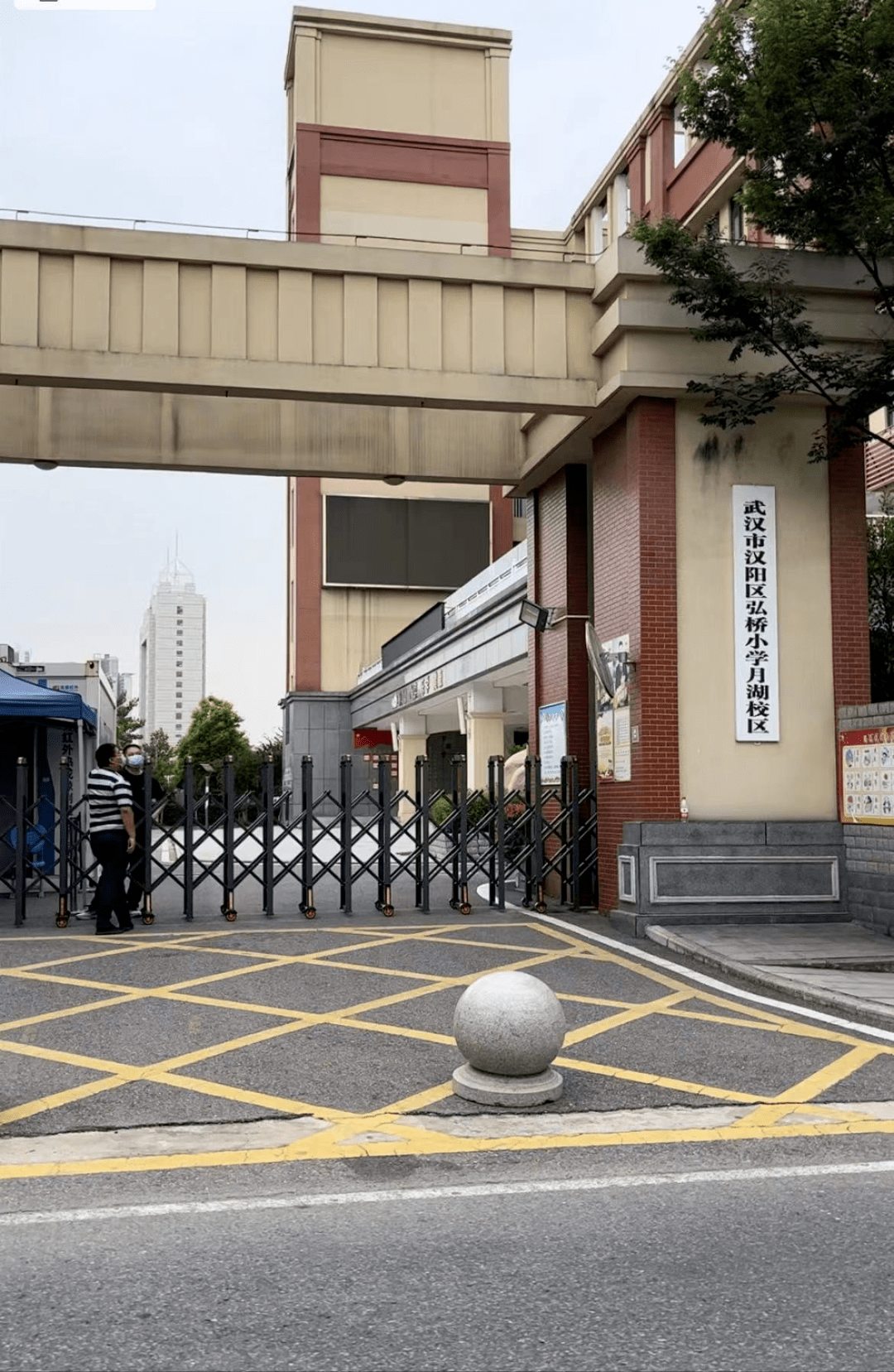 5月23日,武汉市汉阳区弘桥小学,一名一年级学生被老师开车撞倒碾轧