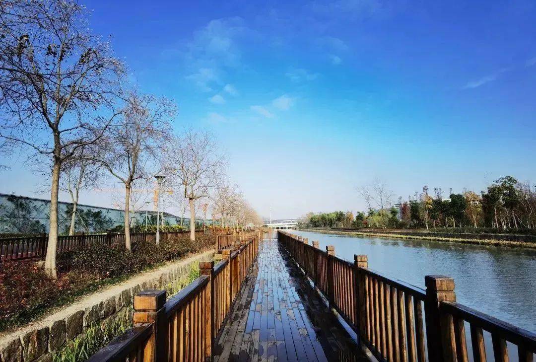 4公里,宽约33米,水面积17余万平方米,是长宁区河网水系中重要的纵向