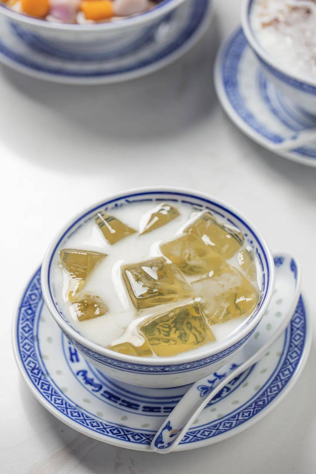 桃胶雪燕牛奶,芋圆芒果仙草,椰奶雪梨菊花冻.夏天就是要吃糖水!