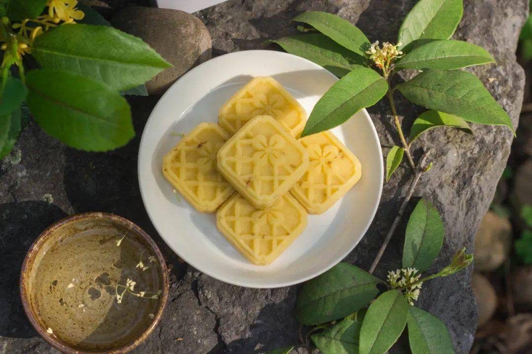 咸宁桂花糕是湖北咸宁咸安区的一道特色名吃,而咸宁就是闻名全国的