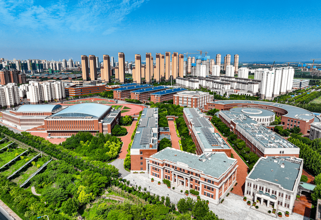 按照市,新区有关要求,南开中学滨海生态城学校(生态城中天大道4666号)
