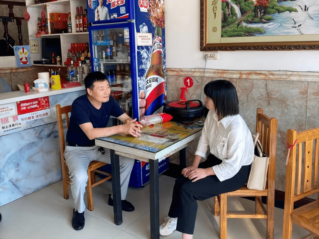 包保干部镇党委宣传委员,统战委员谭冰冰一起到民以食为天酒店入户