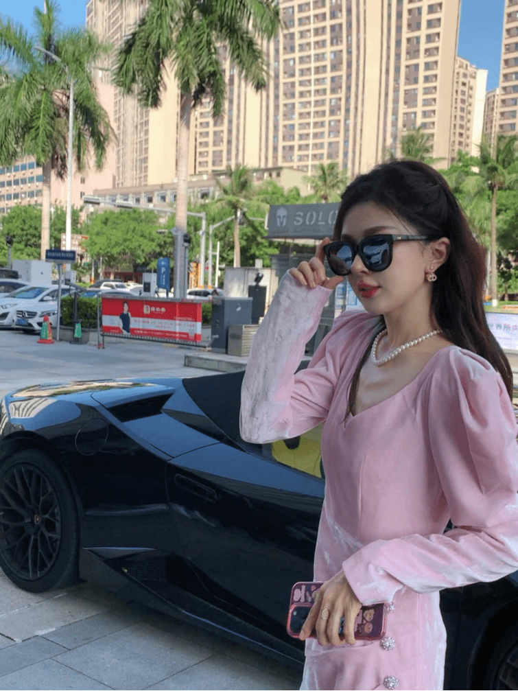 早在婚礼举行前,合作品牌方,嘉媚乐的少东家月亮,就亲自开着豪车来接