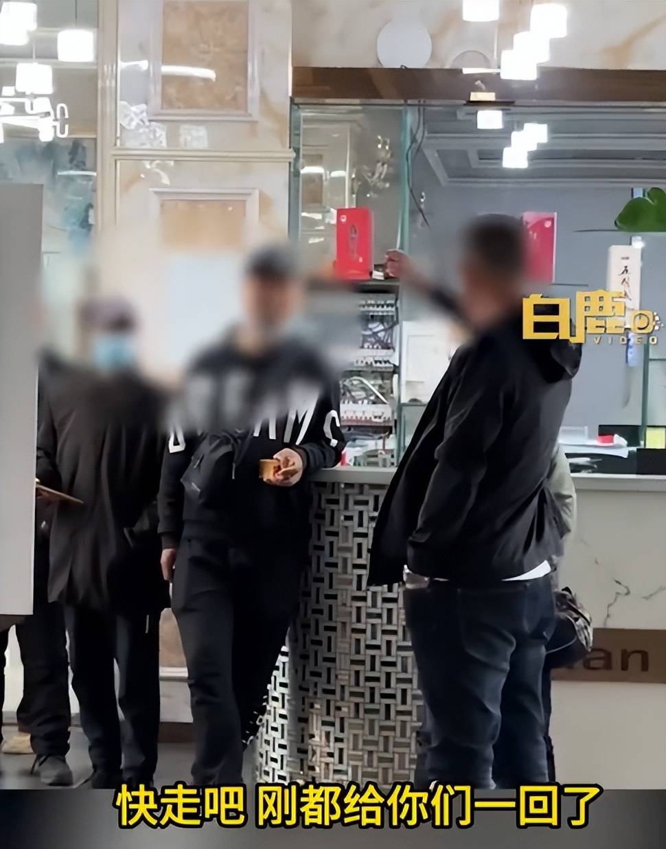 数名老人组团在婚礼现场打快板要钱,知情者:不给钱就不走,给了会换一批人再来,钱也要的越来越多_网友_视频_都会