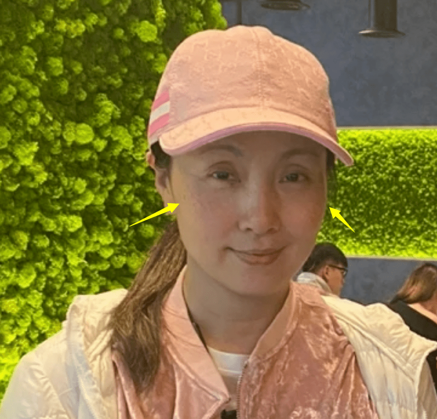 51岁陶虹英国被偶遇,满脸斑点,穿搭异常,和徐峥现状反差大!