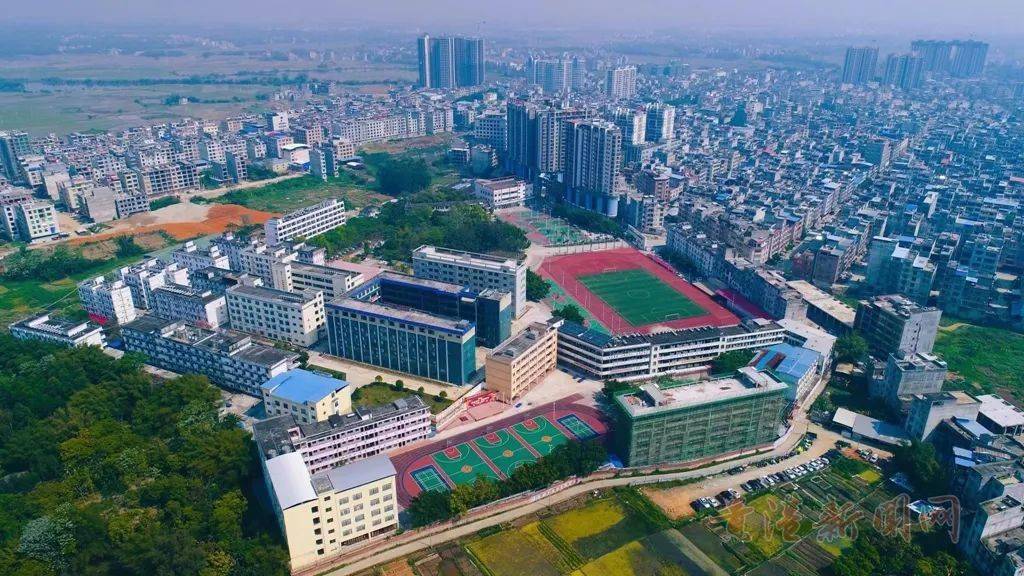 其中贵港市高级中学少数民族班计划招生100人,桂平市浔州高级中学少数