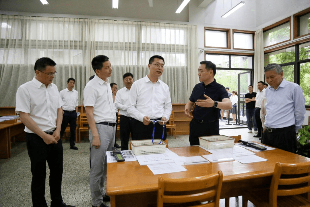 浙江省副省长卢山在杭检查高考准备工作