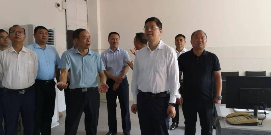 2023年高考在即,6月6日上午,县委书记高文峰带队检查高考考点,强调要