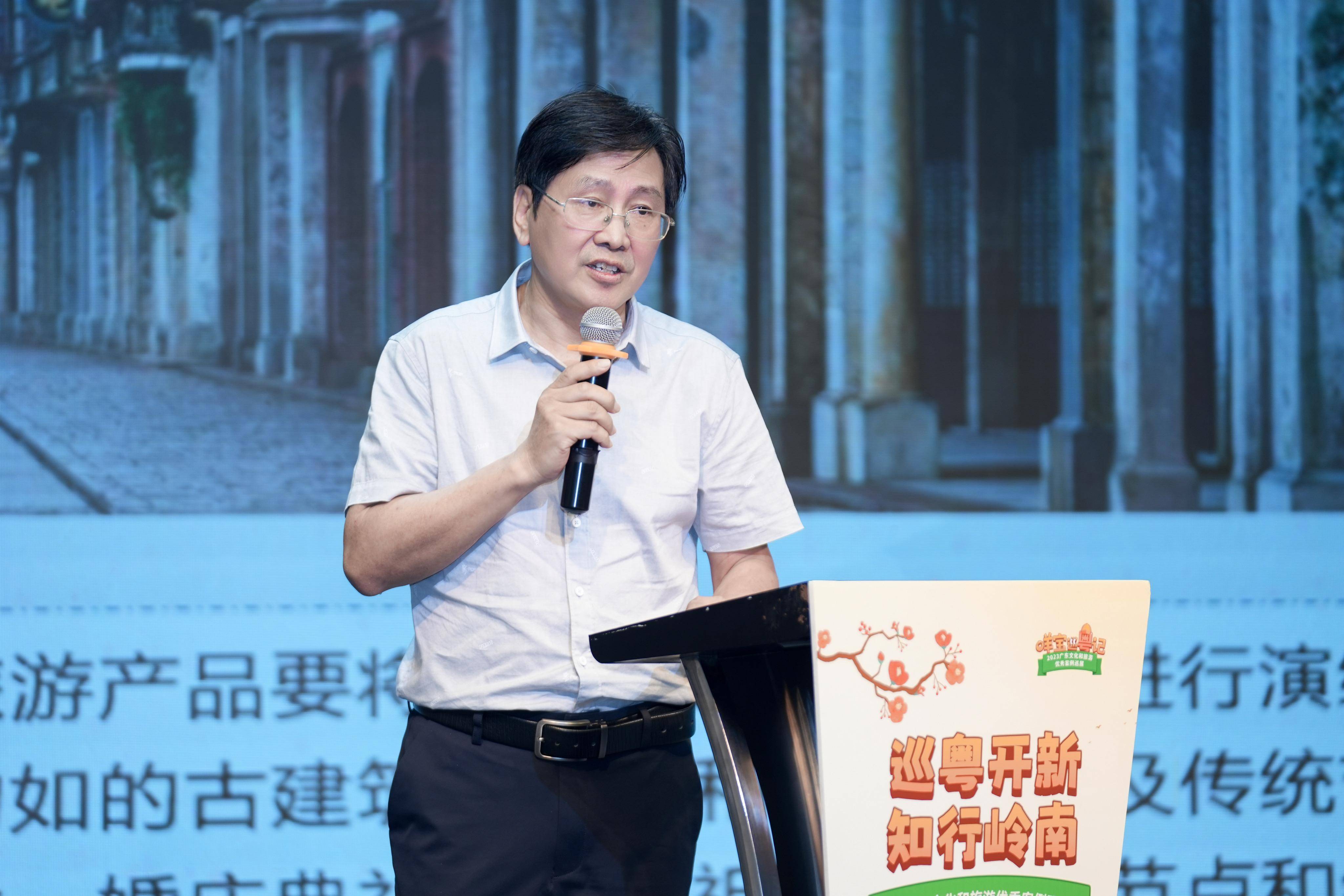 江金波以《文化赋能旅游产业高质量发展的路径探索》为题演讲.