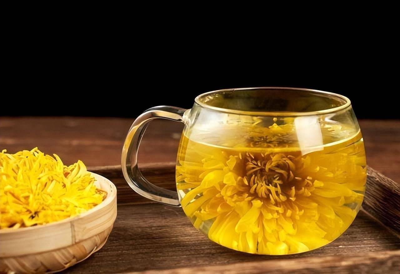 青驰菊的营养十分容易溶于水,冲泡的茶汤金黄透亮,还散发淡淡的菊花