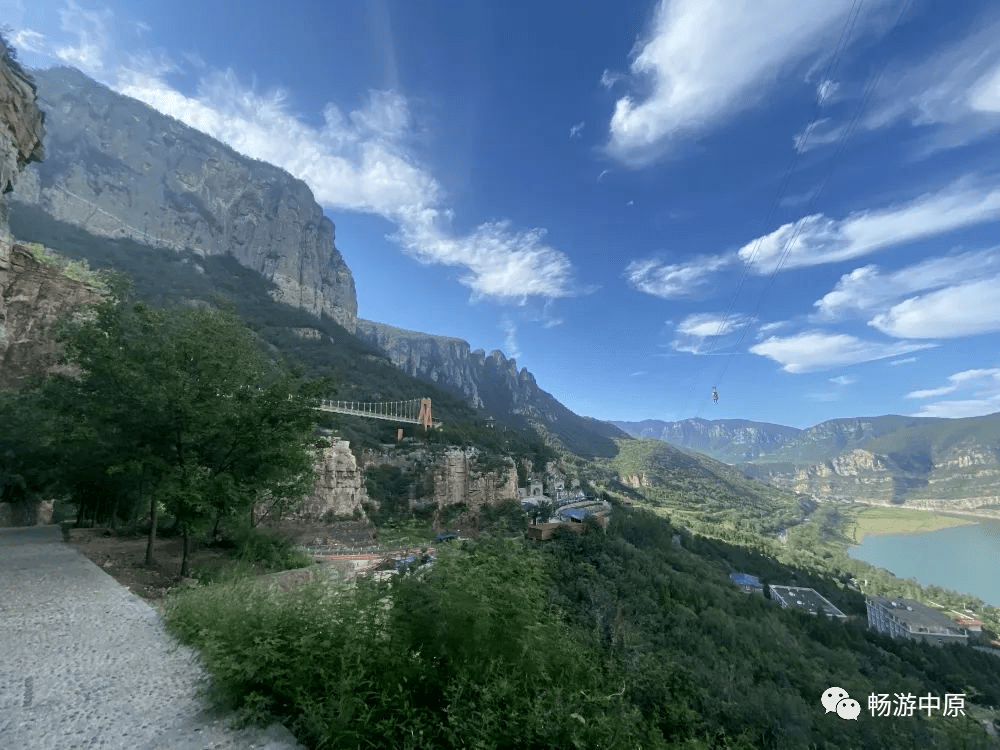 跑马岭景区,翠林密布,溪流潺潺,碧波荡漾,水清鱼肥,与雄山峻岭相映成