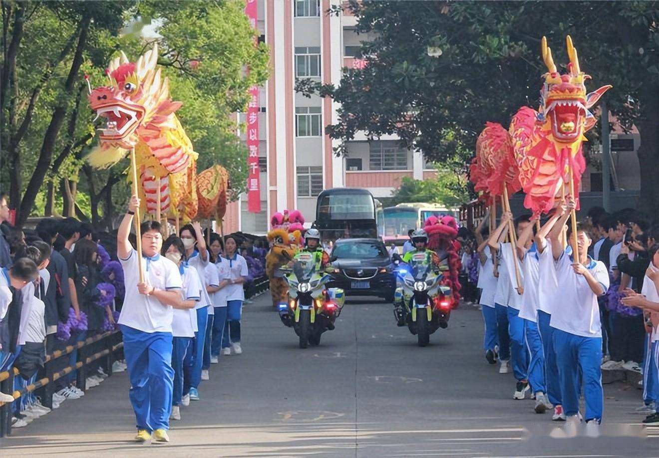 常德市三中龙狮队伍为高三学子温暖送考_高考_雄狮_广场