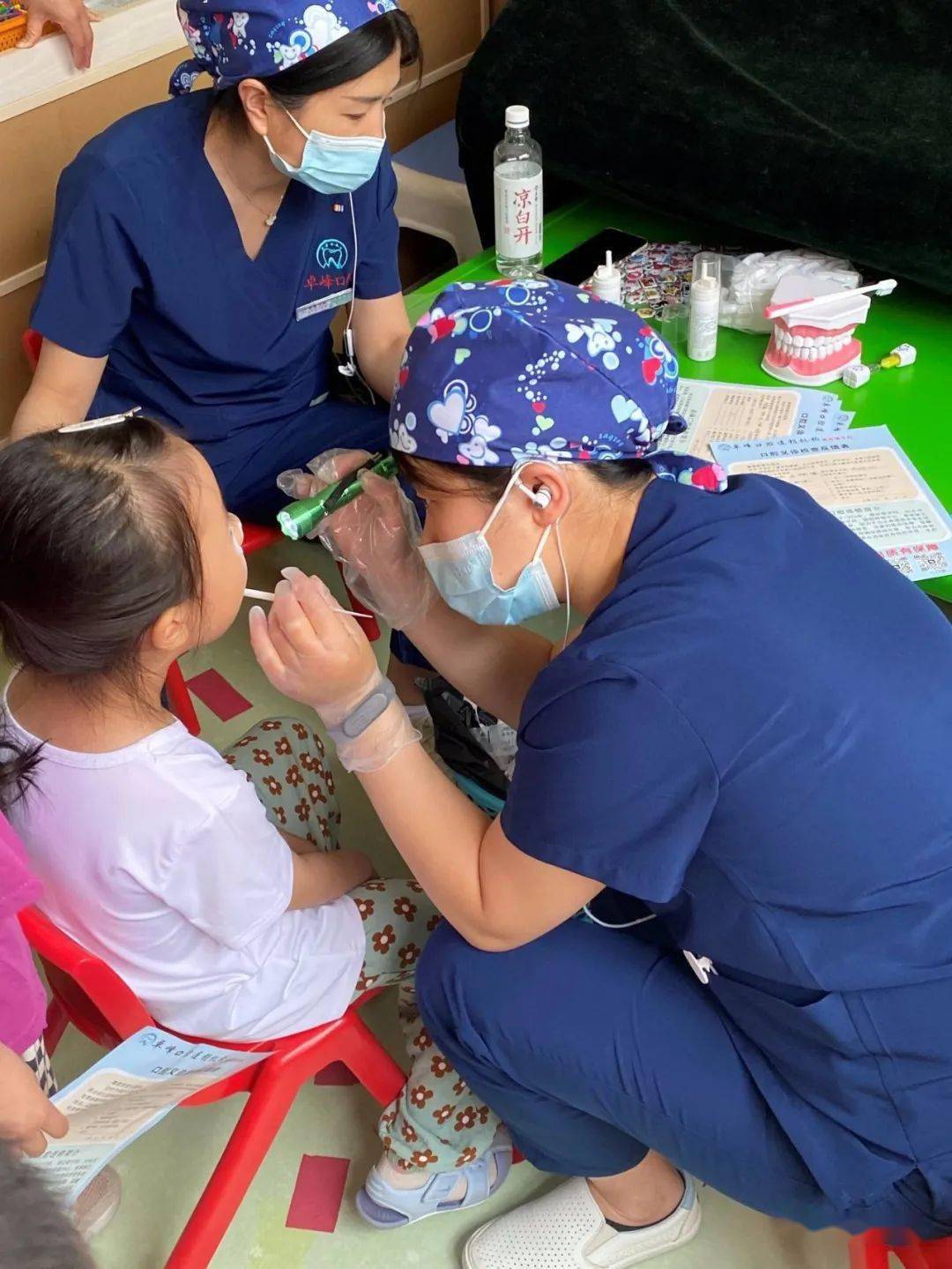 新河县妇联联合卓峰口腔连锁大型爱心公益口腔义诊活动走进快乐城堡