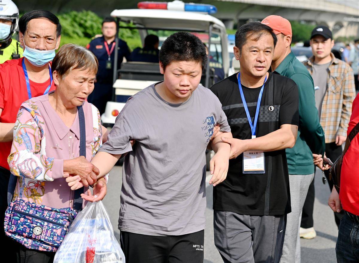 熊兴康(前排右二)自信走入考场据了解,汉阳二中在每年高考期间都会