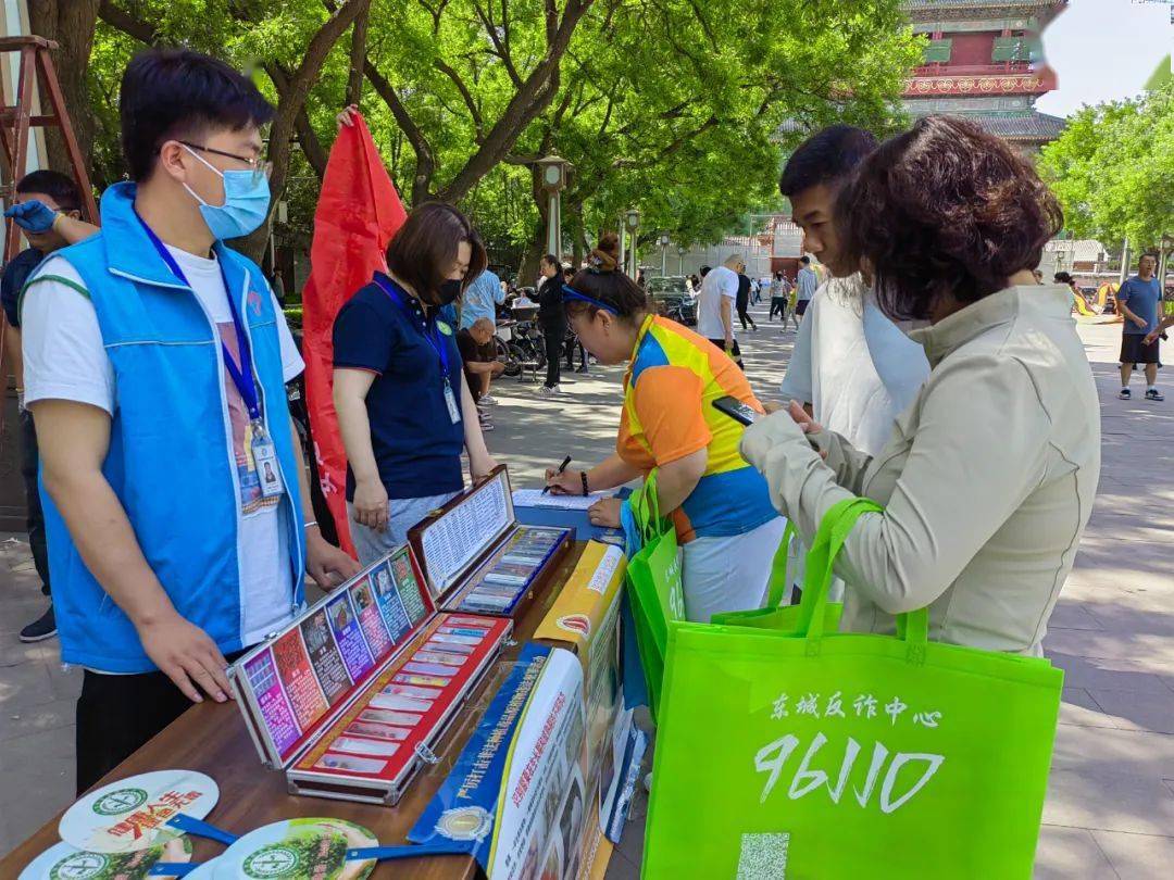 消防辦,安全生產監察大隊,9個社區居委會在鐘鼓樓廣場開展綜合宣傳