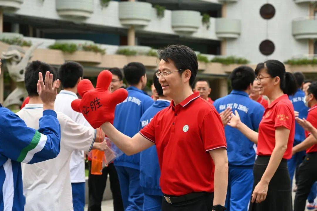 眼里充满坚定与向往陆续进入考场考生们与老师一一击掌少年出征,勇往