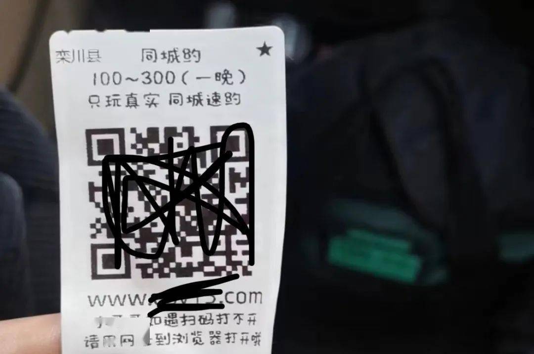 栾川路边车辆挨个儿被贴"黄色小卡片"?真相是这样的.