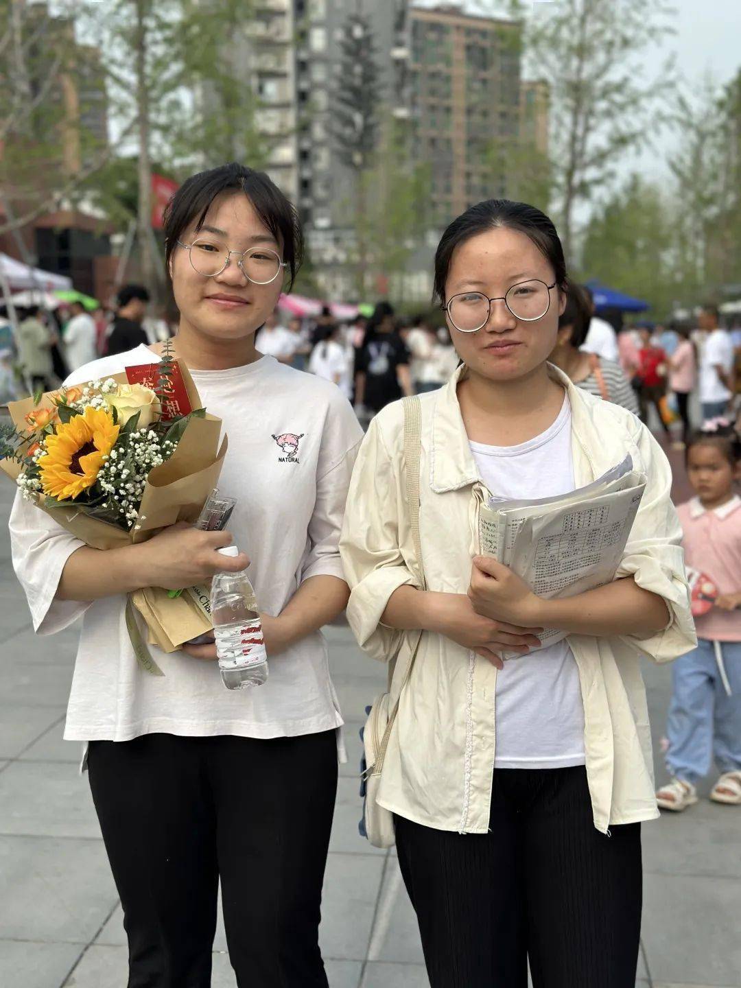 威远考场外发生这样一幕._考生_旗袍_守护者