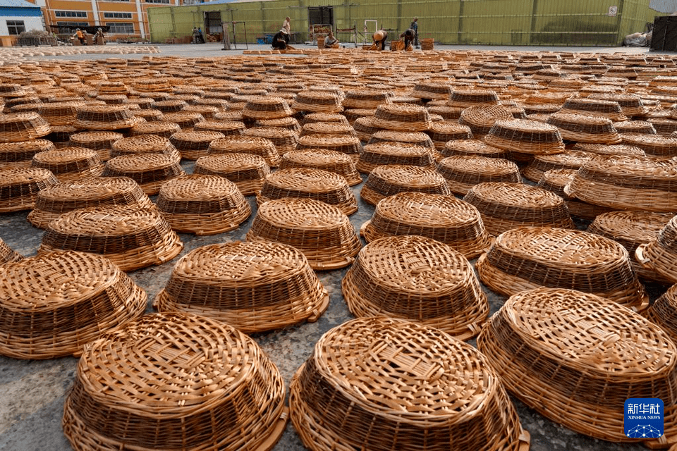 山东临沭:小柳编编织富民大产业_产品_工艺品_加工