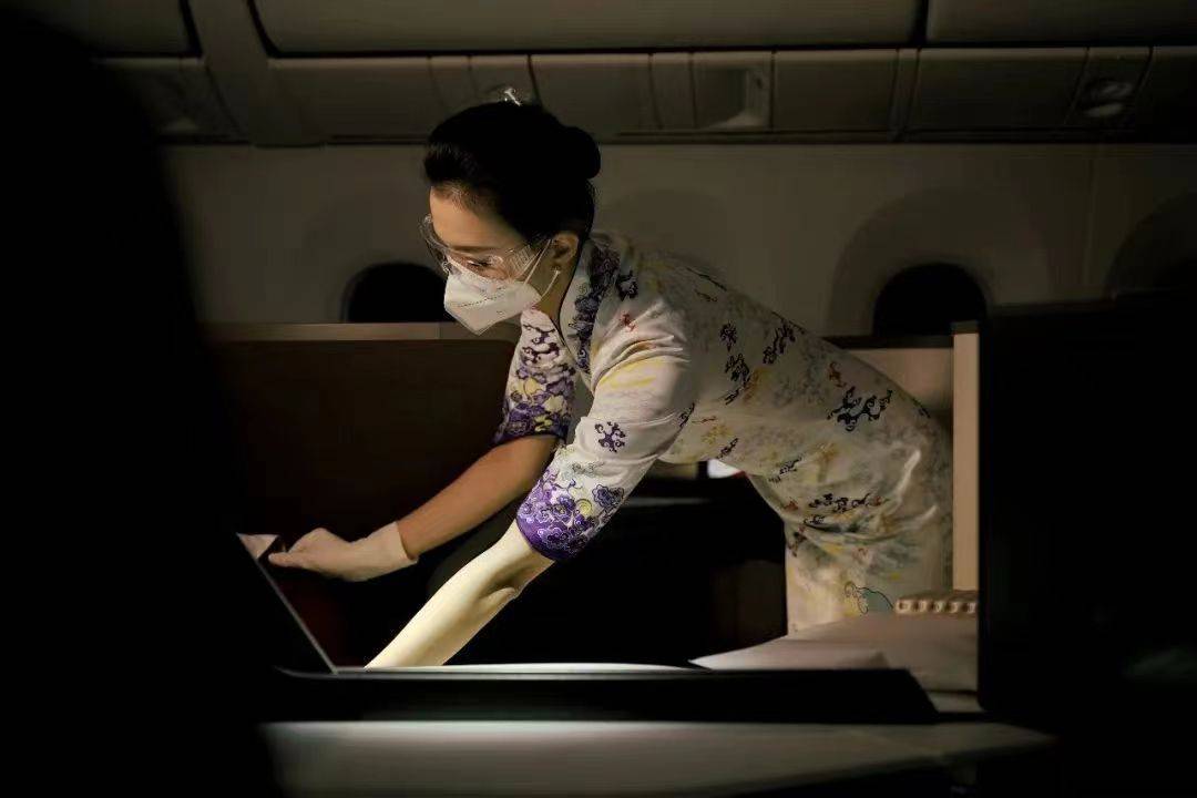 空姐现场称重,超重10%立即停飞!