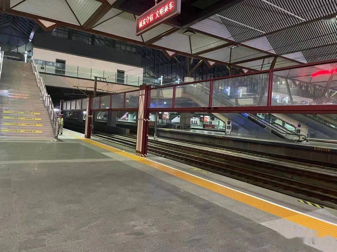 "地铁门"装上了高铁站台,可以称之为"安全门"(苏州站,自贡站和昆明站