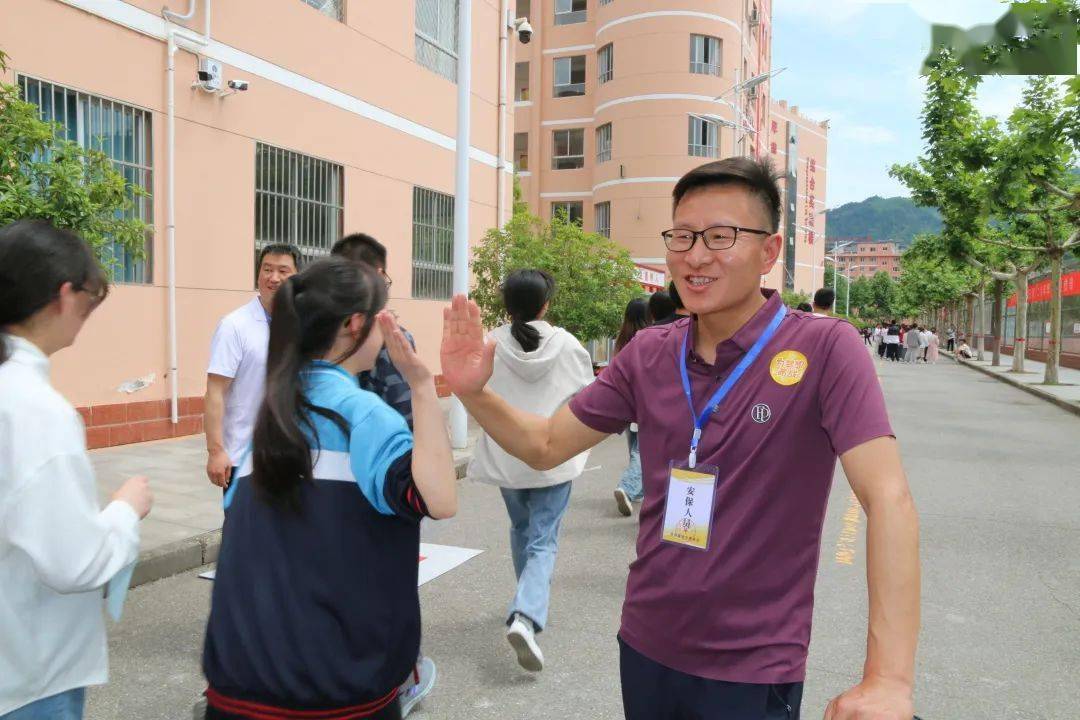 我用暖心陪伴 送你繁花盛开——陕西省柞水中学高三教师暖心送考