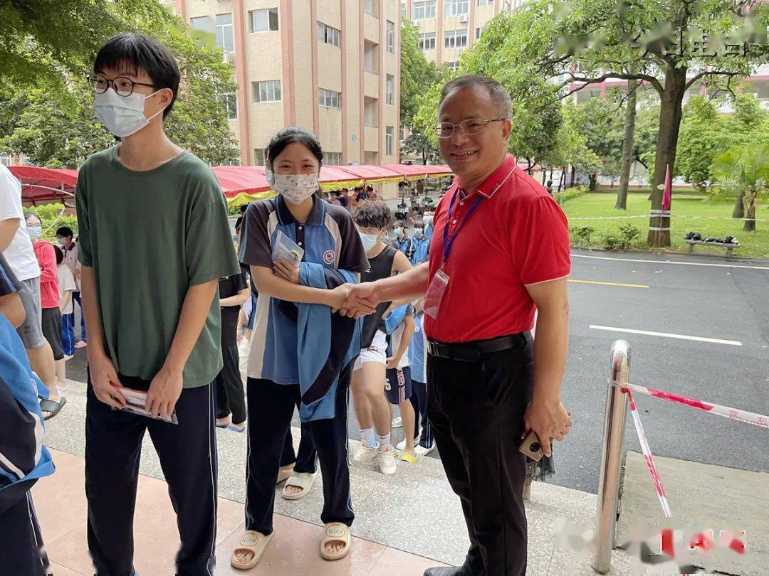 汇聚了来自各地的考生与家长各个考点门口在电白一中 电海中学 实验