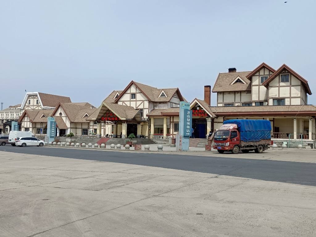 集中在哈同高速得莫利服务区的炖鱼店改变发生在1997年.