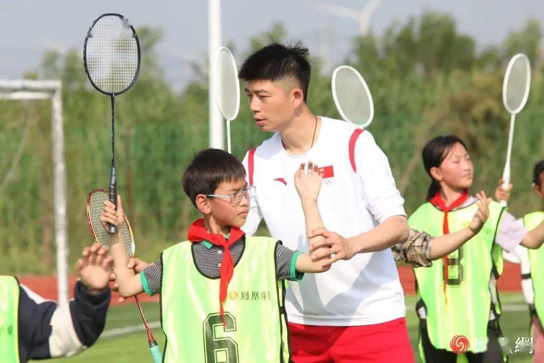 志愿者龚伟杰正耐心地进行一对一指导