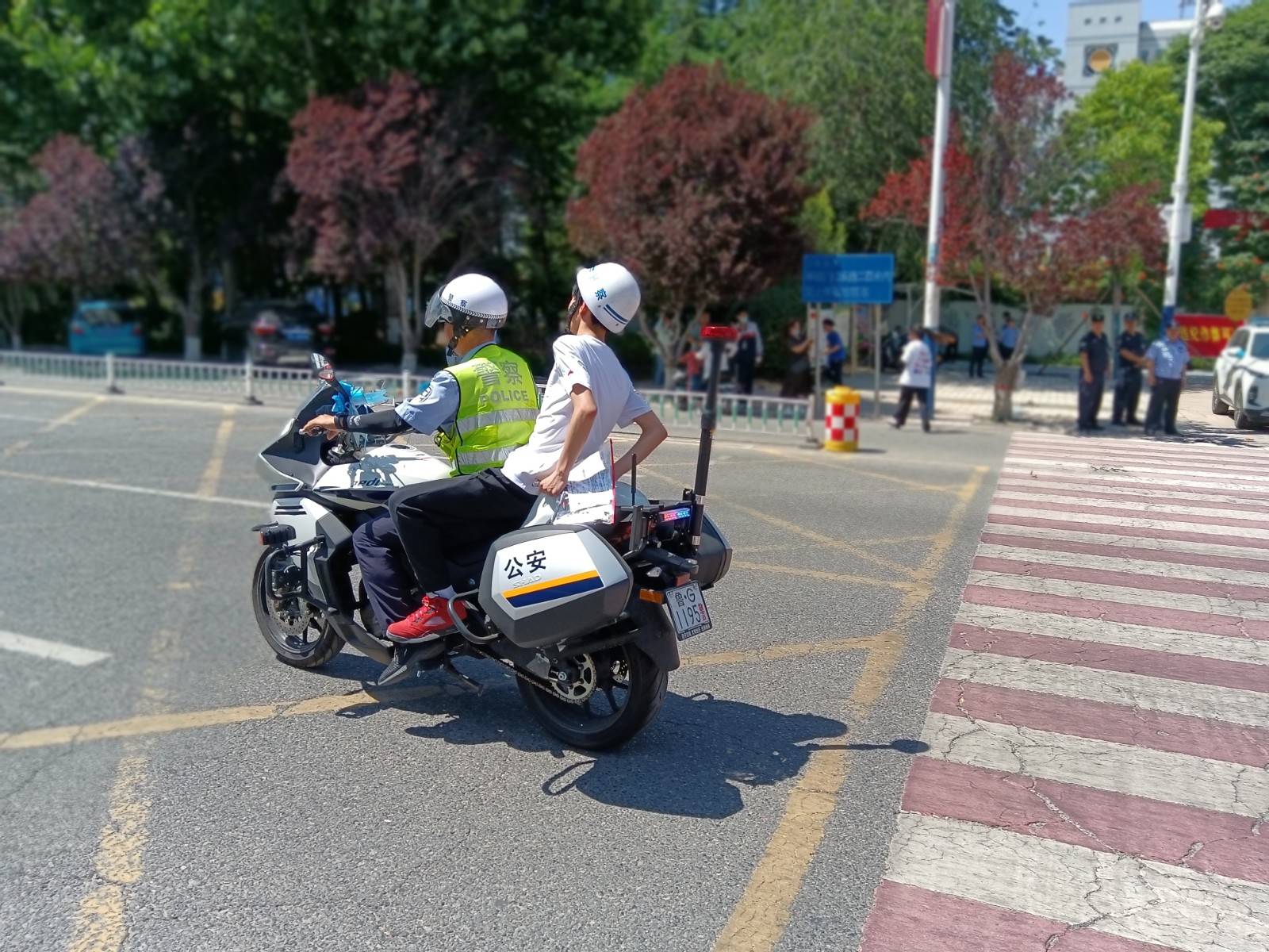 6月8日下午14点左右,正在高密市第三中学考点执勤的高密公安交警楚志